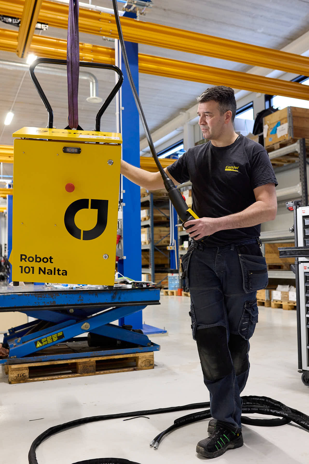 Kundcase för JJ-Gruppen tidningen ABUS Lyftet hos Conjet: Roberto Salvati lyfter robo 101 Nalta för slutlig optimering med hjälp av ABUS lyftanordning. Foto Martin Ekwall.